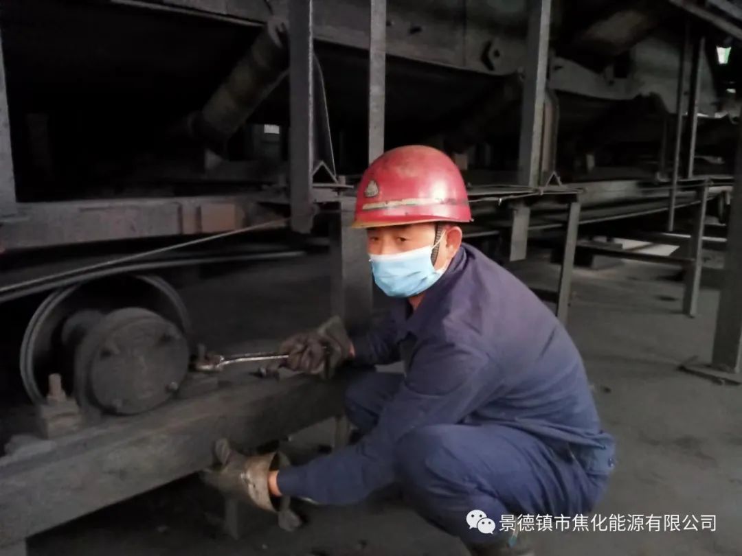 “老線這邊人手不夠，你們那邊有誰可以過來支援？”“好的，我馬上來。”聽到這個消息時，羅國安剛剛結(jié)束新線的維修工作，但他二話不說，立即拿起維修包，投入到老線的維修工作當(dāng)中。每天工作10小時以上已經(jīng)成為抗疫期間的常態(tài)，雖然身體很疲憊，但是他沒有任何怨言，“確實(shí)很辛苦、很累，但現(xiàn)在正是特殊時期，只有保障公司生產(chǎn)經(jīng)營“不斷檔”，我們生活才能“不斷線”，恰恰我所在的運(yùn)輸廠就是承擔(dān)著焦炭煤炭運(yùn)輸?shù)闹匾氊?zé)，所以我更應(yīng)該恪盡職守，保障好這些設(shè)備的穩(wěn)定運(yùn)行。”.jpg